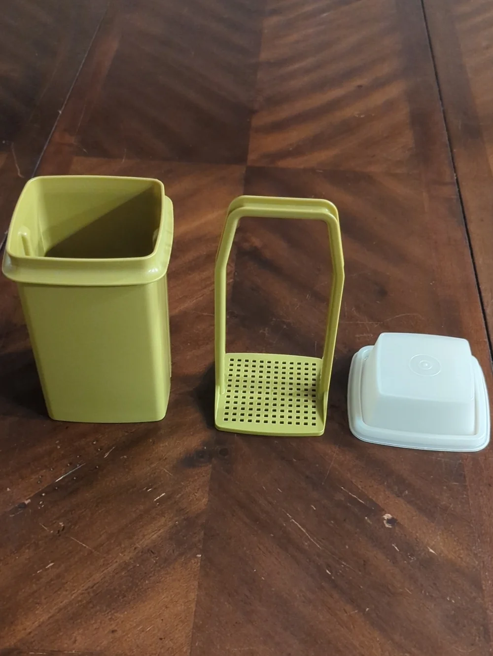 Vintage Tupperware Green Pickle Keeper With Strainer & Lid Model 1330-3 Made USA